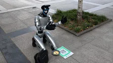 Thumbnail for article: Deze robot kost ruim 12.000 euro en bedelt toch om geld