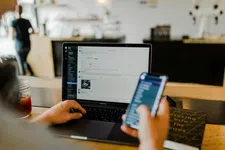 Thumbnail for article: Aan Claude ontkom je niet: de AI kijkt mee binnen je workflow