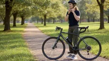 Thumbnail for article: Outdoorwinkel gaat onbedoeld viral dankzij fiets met twee sturen