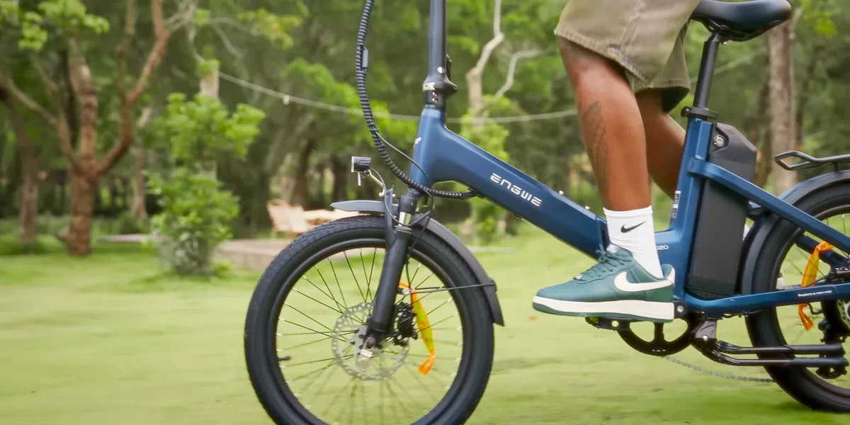 Deze goedkope elektrische vouwfiets heeft een handige truc om je rug te sparen