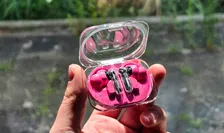 Thumbnail for article: Eerste indruk: Nothing is weinig subtiel met goedkopere en knalroze Ear (3a)'s