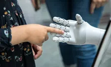 Thumbnail for article: AI-robot maakt dezelfde taalfouten als kinderen en dat is goed nieuws