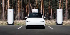 Thumbnail for article: 1 op de 7 auto’s van Tesla heeft al FSD: bijna 1,5 miljoen gebruikers