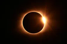 Thumbnail for article: Binnenkort spot je de grootste zonsverduistering in decennia: gewoon in Nederland