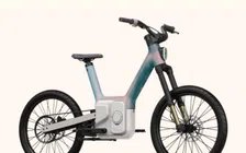 Thumbnail for article: Dit bekende automerk levert met vertraging eindelijk zijn ‘Apple’-e-bikes