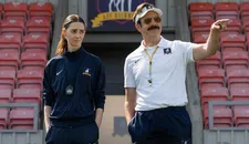 Thumbnail for article: Review: in Ted Lasso seizoen 4 moet de geliefde voetbalcoach een vrouwenelftal redden