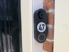 Thumbnail for article: Vaarwel Google: Waarom ik mijn slimme deurbel verving door een dommere