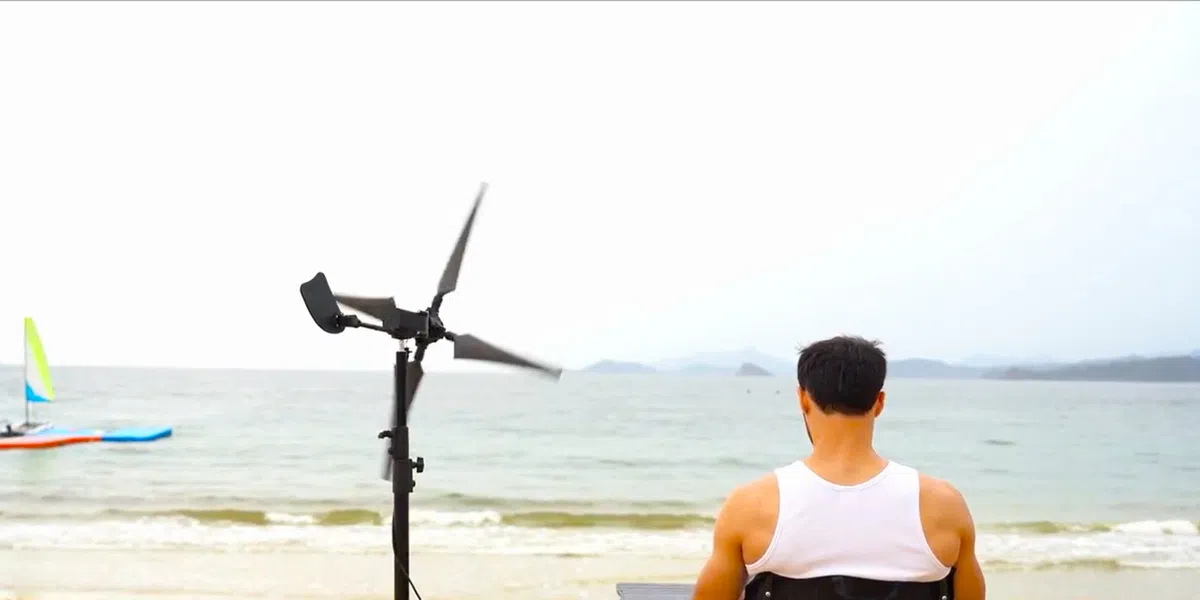 Draagbare windmolen voor duurzame energie onderweg