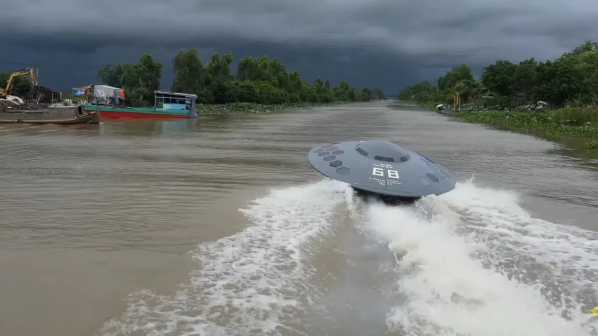 Vietnamese YouTuber bouwt varende UFO