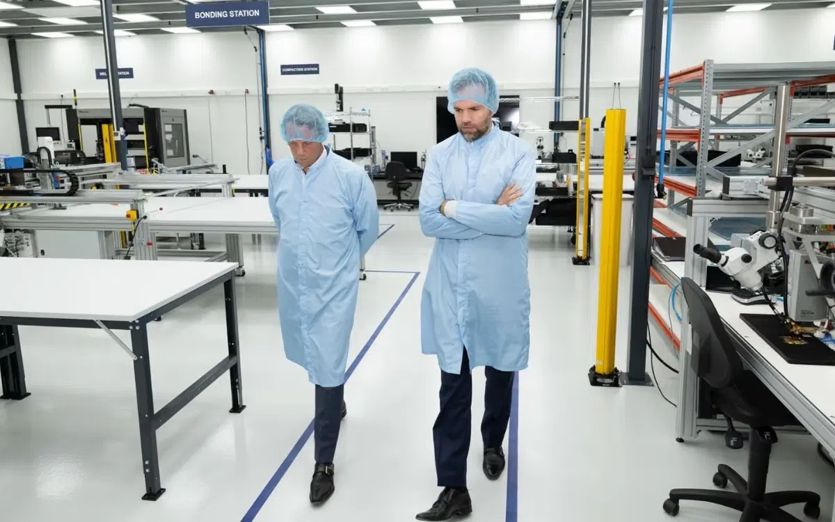 Defense strengthens satellite capacity with Dutch solar panels