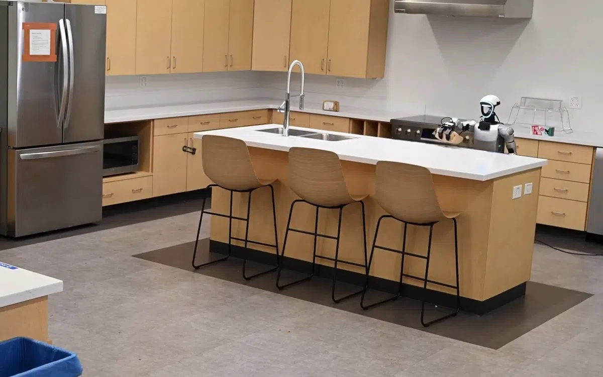 Robot autonomously cleans unknown kitchen