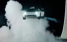 Thumbnail for article: Waarom de kickflippende Tesla niets meer is dan een marketingstunt