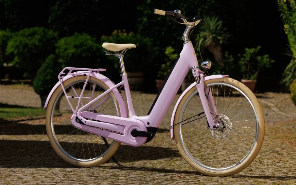 Pink granny bike from Cube as a powerful e-bike