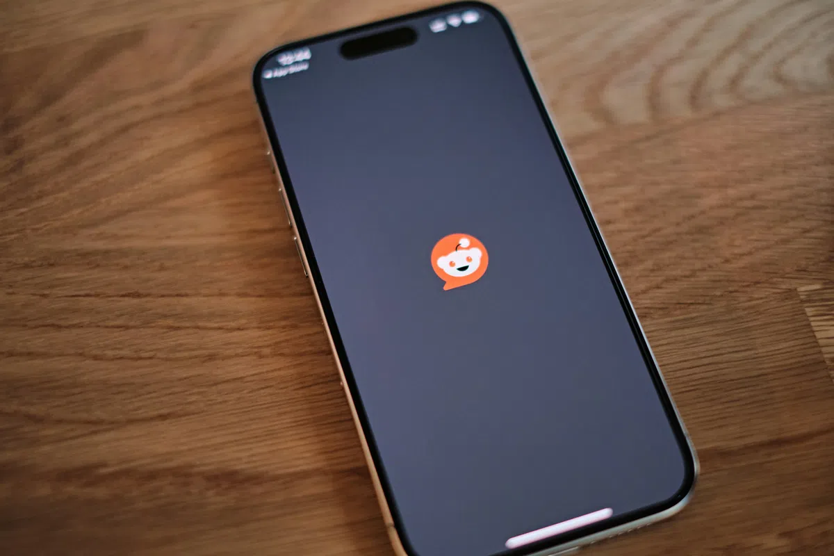 Reddit behind the login wall: reasons and implications