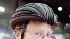 Deze helm blaas je op en past gewoon in je tas